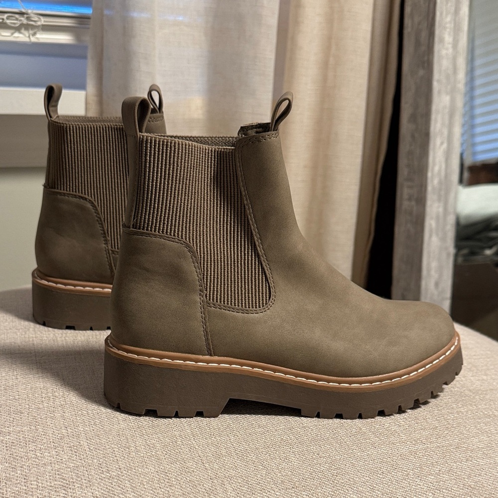 DV Dolce Vita Leigha Chelsea Boot